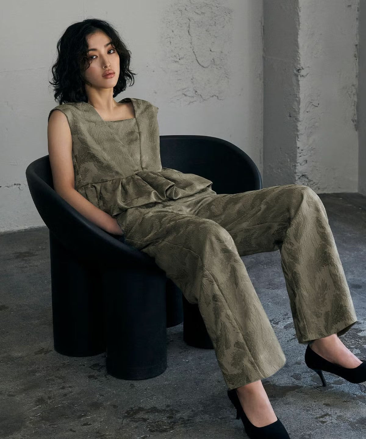 フェザー柄フレンチスリーブペプラムトップス・ハイウエストパンツの2点セットパンツドレス