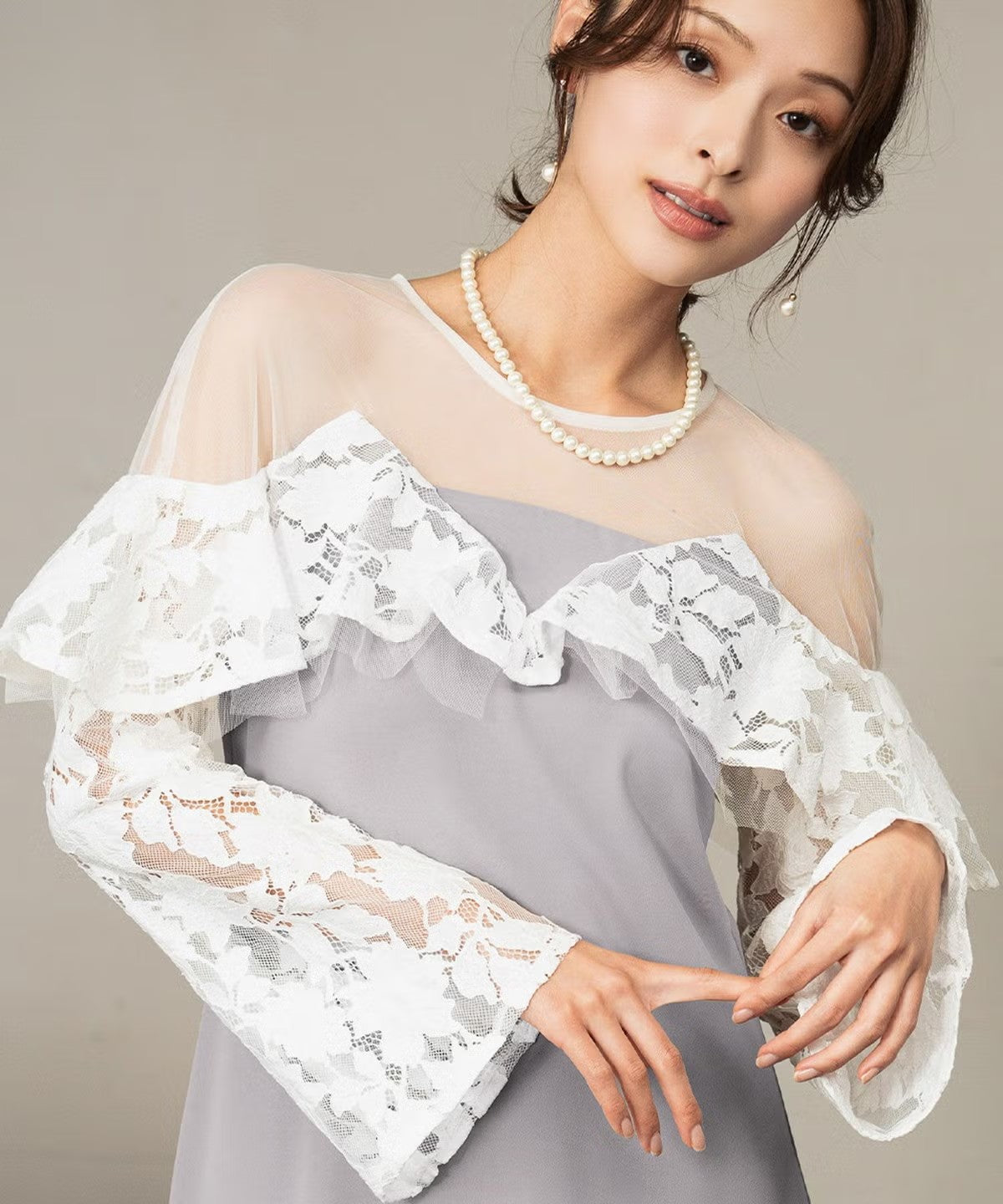 オフショルダー風ラッフルレーススリーブ&Aラインロング丈ワンピースドレス