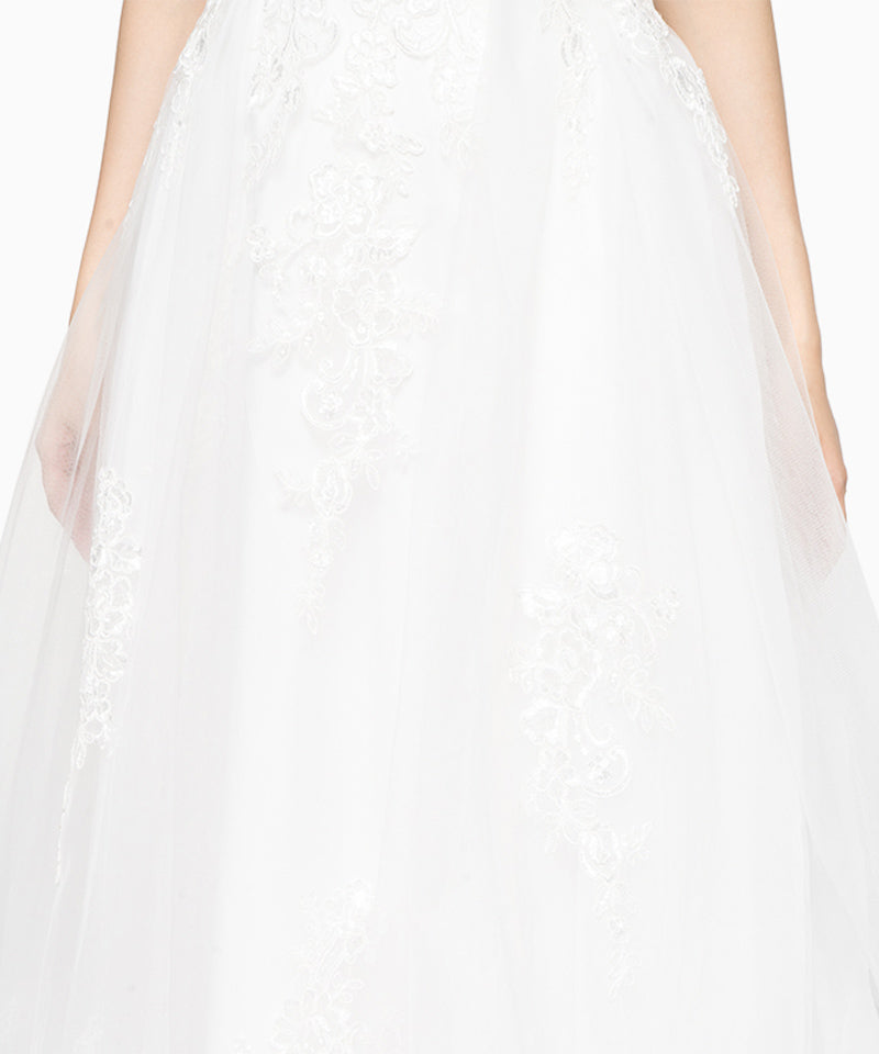 優美に惹きつけるレース×チュールトレーンドレス