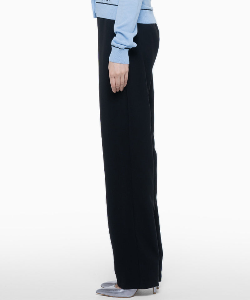 美脚を叶えるシンプルデザインストレートパンツ