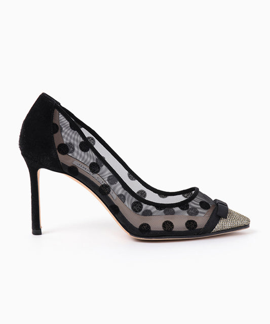 足元を可憐に彩るドット柄ポインテッドパンプス