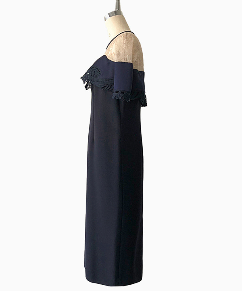 美を惹き立てるシースルーセミタイトドレス