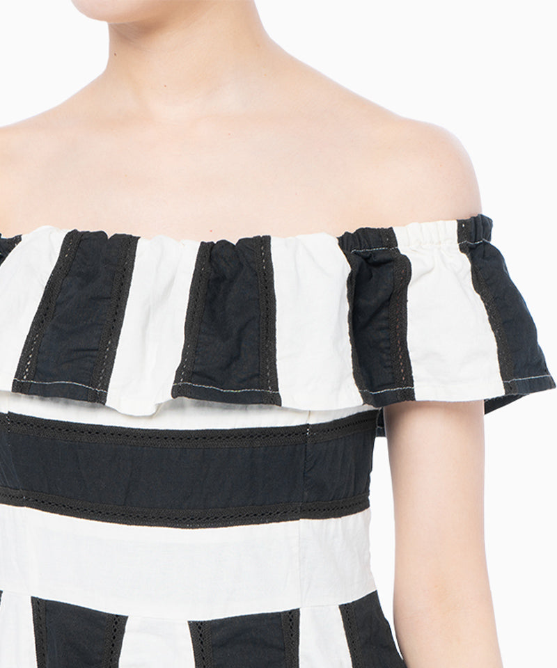 優美に惹きつけるボーダーオフショルドレス