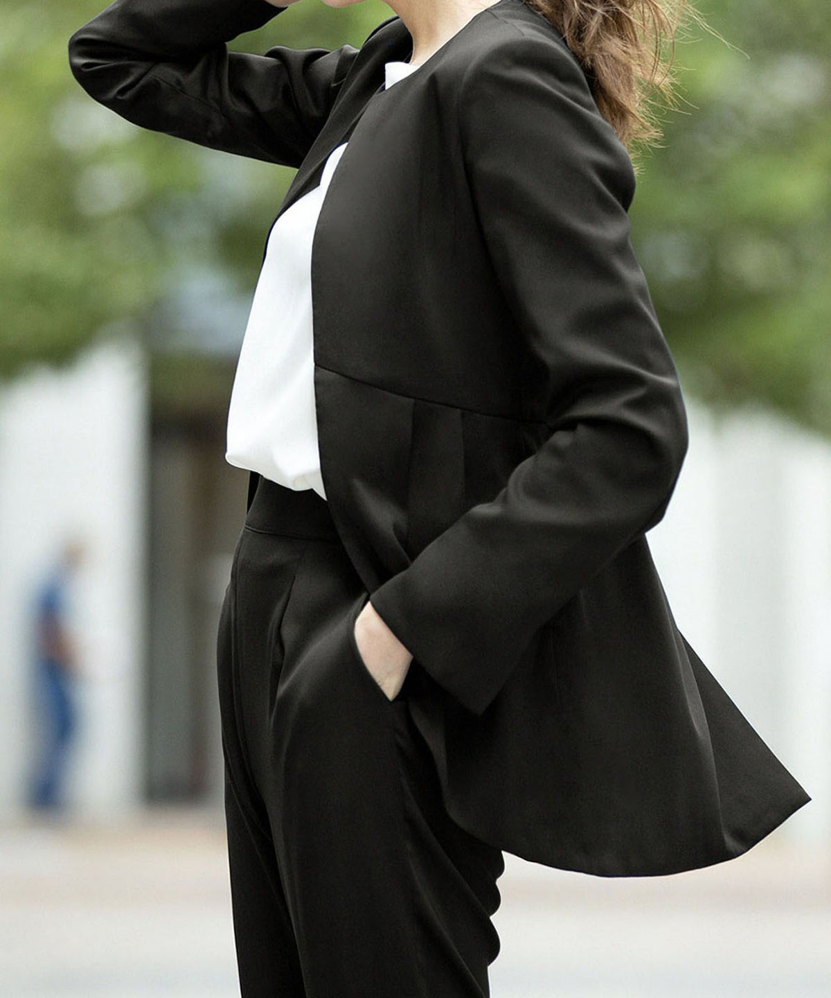 ラウンドカットノーカラージャケット・テーパードパンツの2点セットアップスーツ