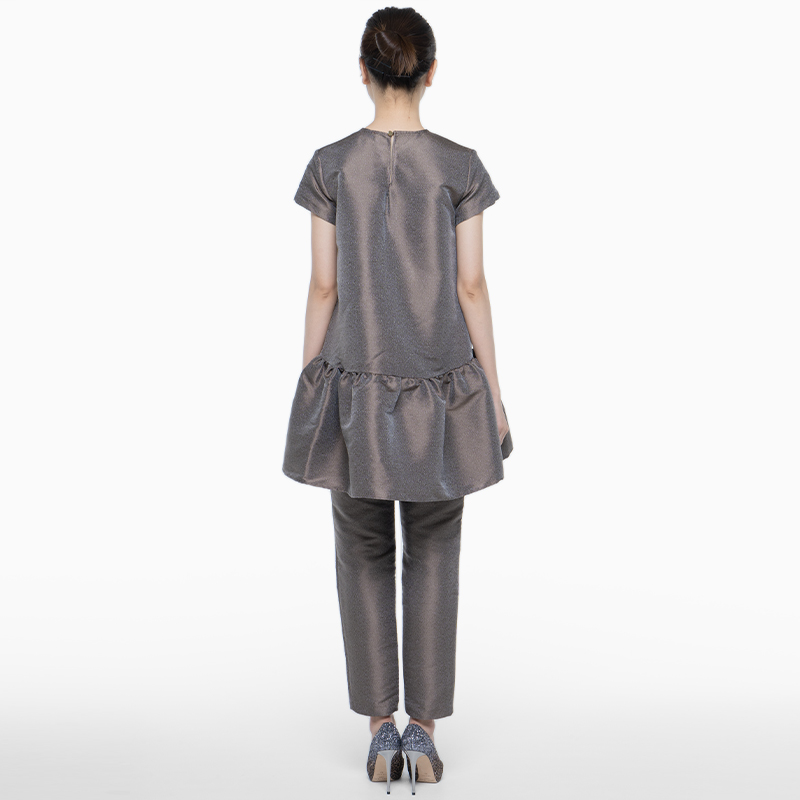 Coosy（クーシ―）ぺプラムブラウス＆テーパードパンツ